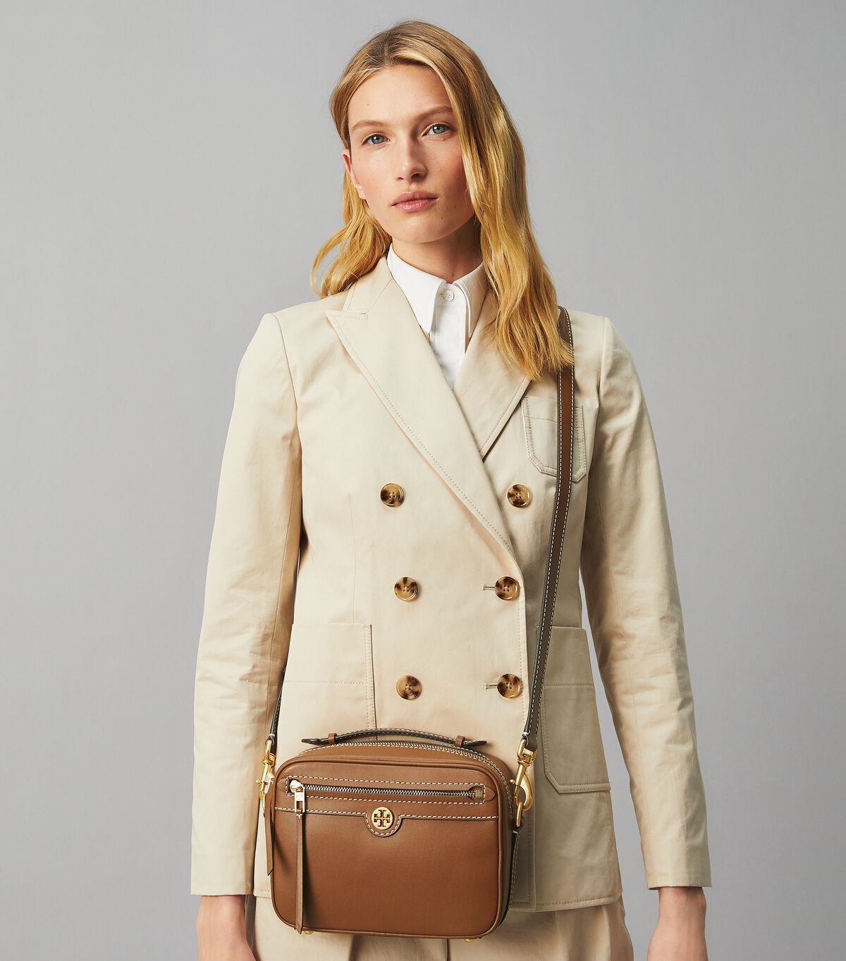 tory burch حقيبة كاميرا جلدية مونوغرام تي